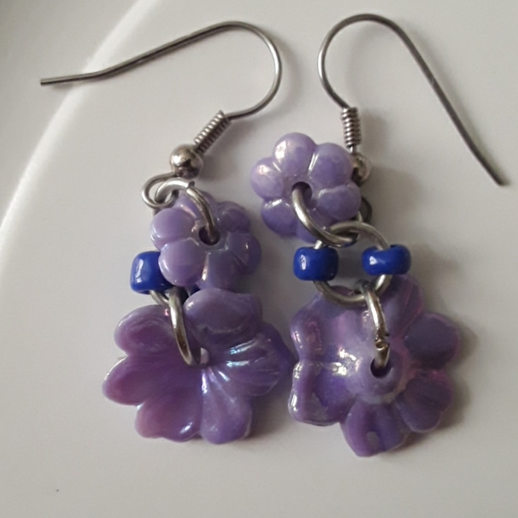 4 Assorted Pairs of Flower Earrings - Picture 2 of 5